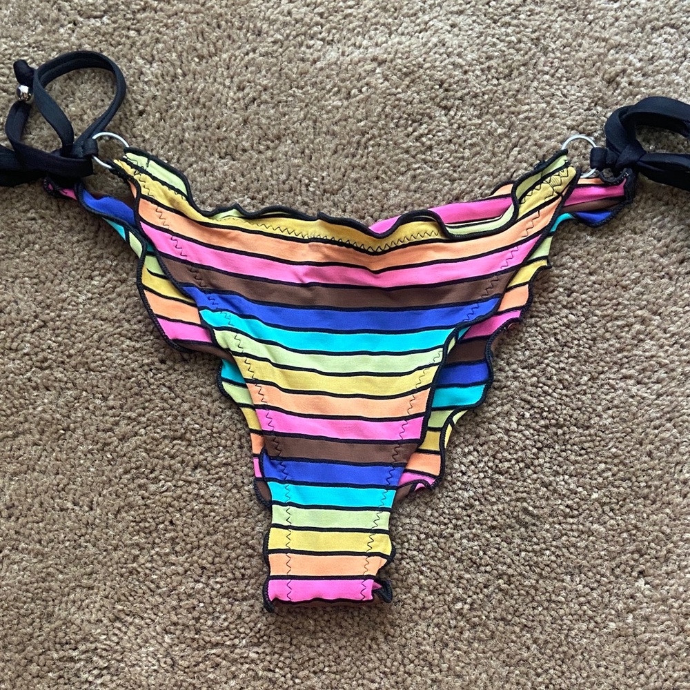 Ruffled bikini bottoms
